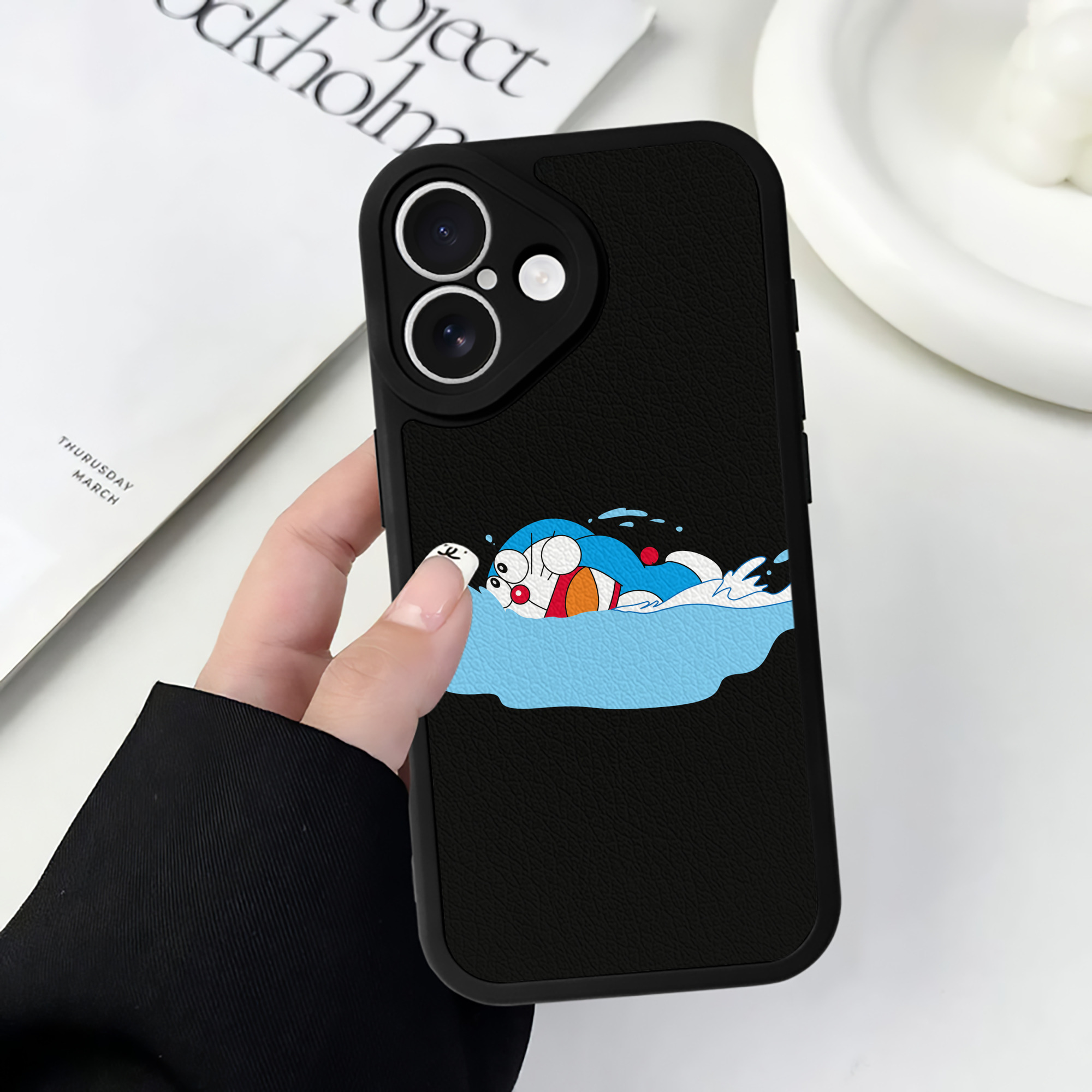 （画像用） ドラえもん Doraemon 【iPhone 16シリーズ対応】シリコンスマホケース（レザー調） 材質：シリコン